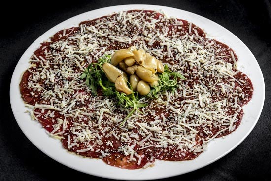 מנת סשימי בקר במסעדת הסוהו