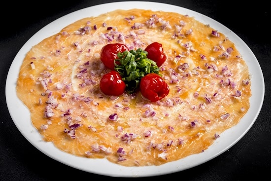 מנת סשימי סלמון במסעדת הסוהו